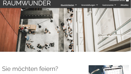 Eine moderne Eventlocation mit vielen Gästen, die an Tischen stehen und sich unterhalten, umgeben von stilvollem Design.