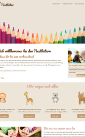 Bunte Buntstifte in verschiedenen Farben bilden eine lebendige Kulisse für die Willkommensnachricht der Nesthüter.