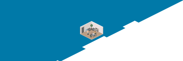 In einem modernen Raum stehen zwei Personen, während eine am Tisch an einem Laptop arbeitet und eine andere zuschaut.