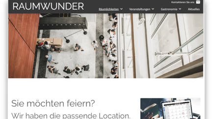 Eine moderne Eventlocation mit vielen Gästen, die an Tischen stehen und sich unterhalten, umgeben von stilvollem Design.