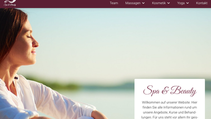 Eine friedliche Szene zeigt eine Frau, die am Ufer sitzt und die Natur um sich herum wahrnimmt, während sie inneren Frieden sucht.