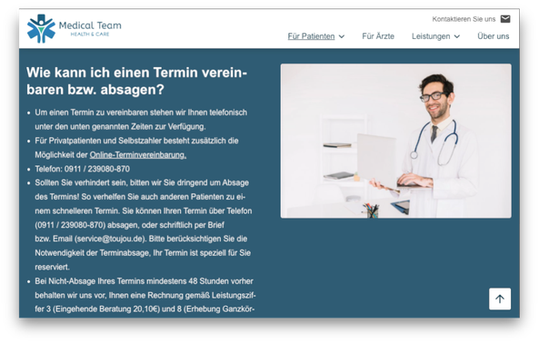 Ein Arzt in einem weißen Kittel lächelt, während er einen Laptop in einem modernen, hellen Raum hält.