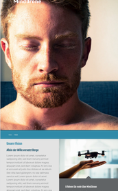 In einem hellen Raum sitzt ein Mann mit Bart und geschlossenen Augen, der eine ruhige und entspannte Ausstrahlung hat.