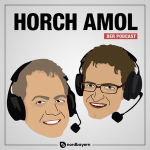 Zwei lächelnde Männer mit Headsets, die in einem Podcast-Logo für 'Horch Amol' abgebildet sind, strahlen Freundlichkeit aus.