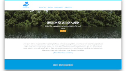 Eine ruhige Wasseroberfläche spiegelt üppige grüne Bäume wider, die eine friedliche Atmosphäre schaffen.