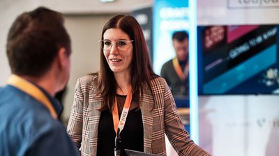 Service-Team toujou mit Viviane und Lisa auf Stühlen sitzen