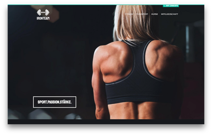 Eine sportliche Frau mit blonden Haaren zeigt ihren muskulösen Rücken in einem Fitnessstudio, umgeben von gedämpftem Licht.