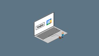 Ein Laptop mit einem offenen Bildschirm zeigt die Logos von 'toujou' und einer App, daneben steht ein kleiner Mann mit einem Hund.