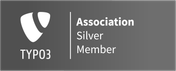 Das Logo von TYPO3 zeigt eine stilisierte Schildform in Weiß auf einem grauen Hintergrund, mit dem Text 'Association Silver Member'.