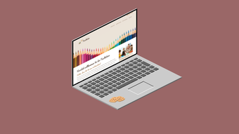 Ein Laptop mit einer bunten Website, die von Buntstiften inspiriert ist, steht auf einem einfarbigen Hintergrund.