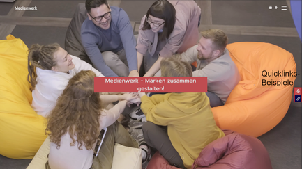 Screenshot einer Website, auf der mehrere Menschen in bunten Sesseln sitzen und sich die Hand reichen. Am rechten Rand sind zwei Quicklinks eingeramt