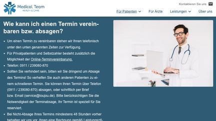 Ein freundlicher Arzt mit Stethoskop lächelt, während er einen Laptop in einer modernen Praxis hält.