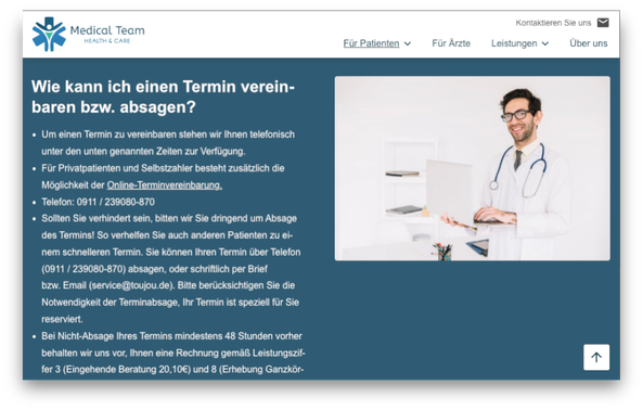 Ein Arzt in einem weißen Kittel lächelt, während er einen Laptop in einem modernen, hellen Raum hält.