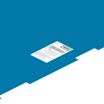 Auf einer blauen Oberfläche liegt ein weißes Blatt Papier, das wichtige Informationen und ein grünes Häkchen enthält.