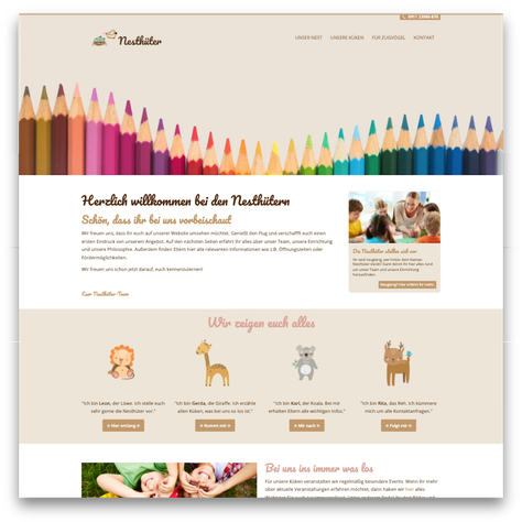 Bunte Buntstifte in verschiedenen Farben bilden eine lebendige Kulisse für die Willkommensnachricht der Nesthüter.