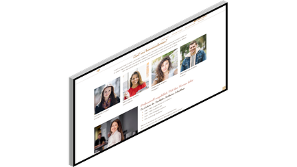 Eine Gruppe von fünf Personen lächelt in verschiedenen Porträts, die auf einer hellen, ansprechenden Webseite angeordnet sind.