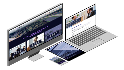 Ein Desktop-Monitor zeigt eine Website über Software für Investoren in erneuerbare Energien, umgeben von grünen Feldern.