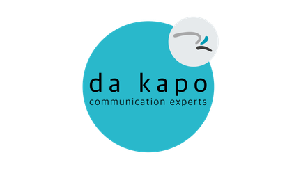 Ein modernes Logo mit einem blauen Hintergrund und dem Schriftzug 'da kapo' in schwarzer Schrift, umgeben von einem weißen Kreis.