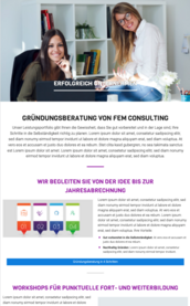 Zwei Frauen sitzen an einem Schreibtisch, eine arbeitet am Laptop, während die andere nachdenklich schaut und lächelt.