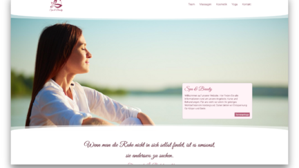 Eine Frau mit langen, braunen Haaren sitzt am Wasser und genießt die Ruhe, während sie sanft lächelt.