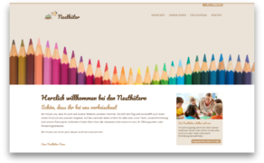 Bunte Buntstifte in verschiedenen Farben stehen auf einem Tisch, während Kinder und eine Betreuerin miteinander interagieren.