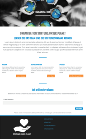 Hände verschiedener Personen umarmen eine Erde, was die Zusammenarbeit für eine nachhaltige Zukunft verdeutlicht.