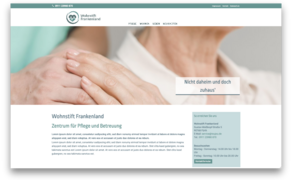 Zwei Hände, eine sanft auf der anderen, symbolisieren Fürsorge und Unterstützung in einem Pflegeheim.