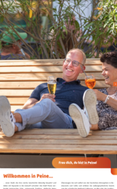 Hochkant Format des Peine-Website, die einen Mann sitzen auf einem Outdoor-Sessel zeigt