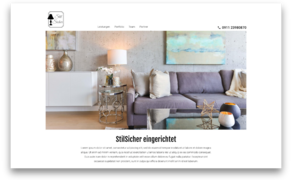 Ein stilvolles Wohnzimmer mit einem grauen Sofa, einem Glastisch und dekorativen Elementen, die eine gemütliche Atmosphäre schaffen.