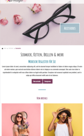 Die Szene zeigt zwei stilvolle Frauen, die modische Accessoires präsentieren, umgeben von zarten rosa Blüten.