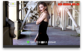 Eine junge Frau in einem schwarzen Kleid posiert selbstbewusst in einem modernen architektonischen Umfeld.