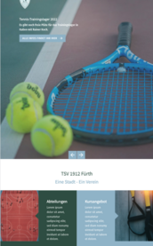 Ein blauer Tennisschläger liegt auf dem Platz, umgeben von zwei gelben Tennisbällen, die auf dem Boden liegen.