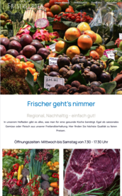 Ein bunter Markt mit frischem Obst und Gemüse, darunter Mangos, Litschis und Äpfel, die in voller Pracht präsentiert werden.