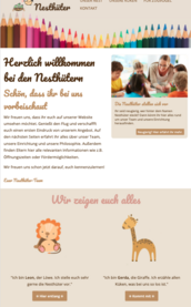 Bunte Buntstifte in einem kreativen Rahmen umgeben den Willkommensbereich der Nesthüter-Website für Kinder und Eltern.