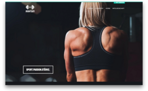 Eine sportliche Frau mit blonden Haaren zeigt ihren muskulösen Rücken in einem Fitnessstudio, umgeben von gedämpftem Licht.