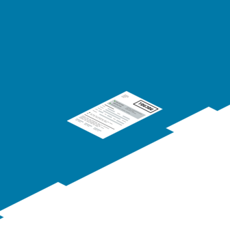 Auf einer blauen Oberfläche liegt ein weißes Blatt Papier, das wichtige Informationen und ein grünes Häkchen enthält.