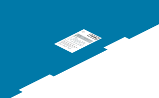 Auf einer blauen Oberfläche liegt ein weißes Blatt Papier, das wichtige Informationen und ein grünes Häkchen enthält.