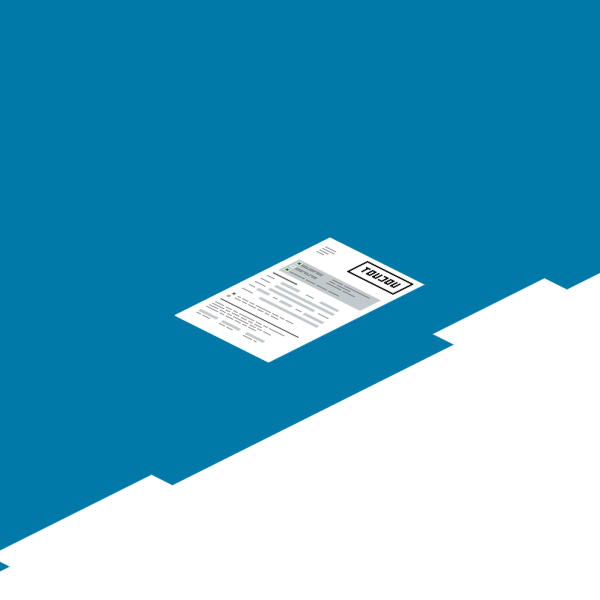 Auf einer blauen Oberfläche liegt ein weißes Blatt Papier, das wichtige Informationen und ein grünes Häkchen enthält.