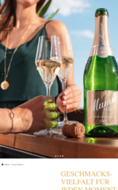 Hochkant Format des Rotkaeppchen-WebsiteEine, die eine Sekt-Flasche und zwei halbgefüllte Sektgläser von Rotkäppchen Mumm zeigt