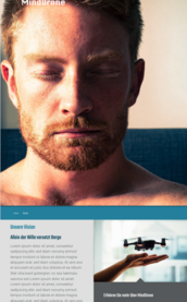 In einem hellen Raum sitzt ein Mann mit Bart und geschlossenen Augen, der eine ruhige und entspannte Ausstrahlung hat.